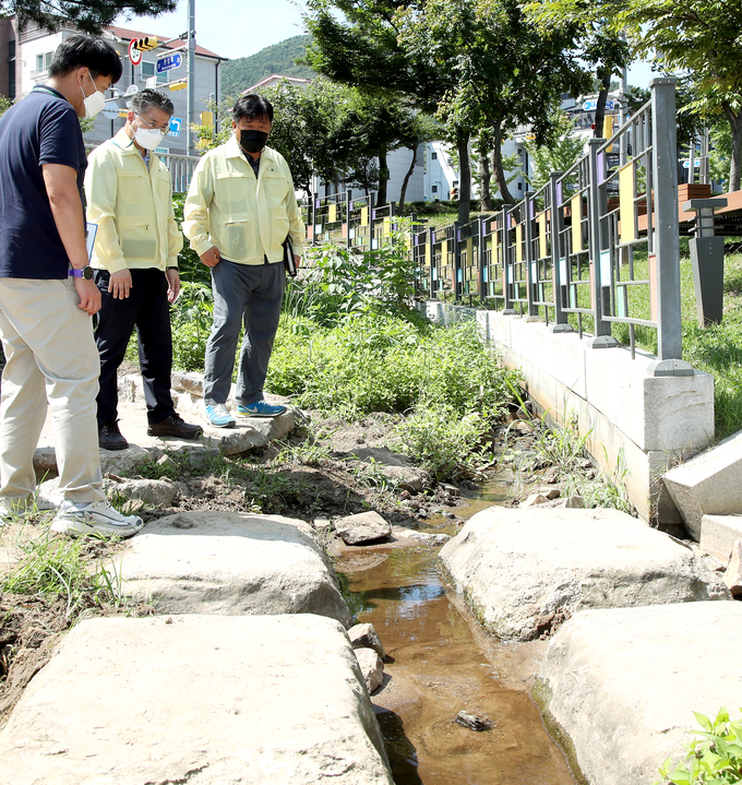 홍인성 중구청장이 영종국제도시 전소천을 찾아 관계자들과 상황을 점검하고 있다. ( 사진 = 중구 제공 )