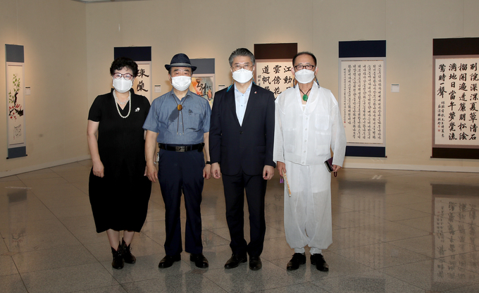 홍인성 중구청장이 백범김구 서예대전 전시장을 방문 관계자들과 함께 사진촬영을 하고 있다. ( 사진 = 중구 제공 )
