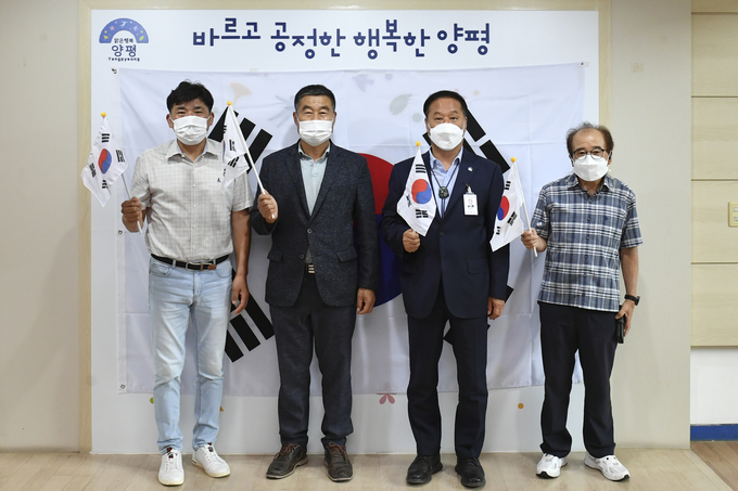 정동균 양평군수(사진 오른쪽 두번째)가 제76주년 광복절을 맞아 독립유공자 유족 홍기환씨에게 유공 포상을 하고 기념촬영을 하고 있다. (사진=양평군 제공)