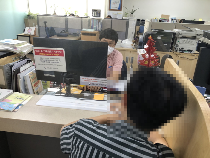 한 시민이 고용복지 플러스센터에서 상담을 받고 있다. (사진=동두천시 제공)