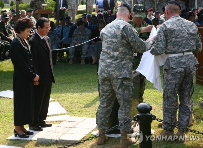 2007년 5월 31일 오후 서울 용산미군기지 내 사우스포스트에서 열린 '고 윤장호 하사 추모행사'에서 벨 한미연합사 사령관과 김병관 한미연합사 부사령관이 고 윤하사의 양친이 지켜보는 가운데 추모비를 제막하고 있다. (사진=연합뉴스 자료사진)