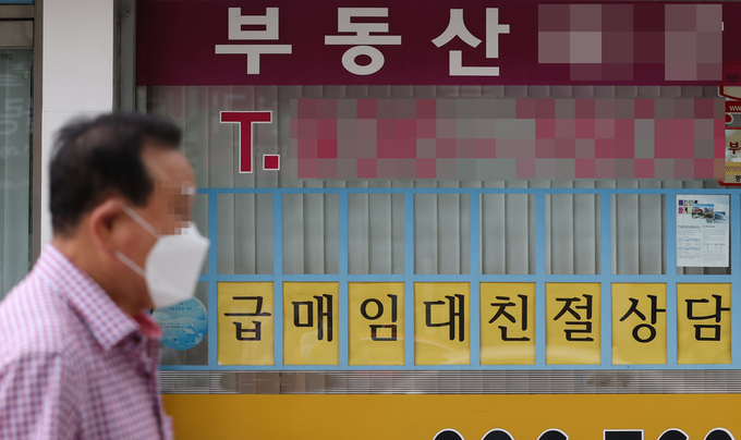 한 공인중개사 사무소의 모습. 임대 상담 문의를 홍보하고 있다. (사진=연합뉴스)