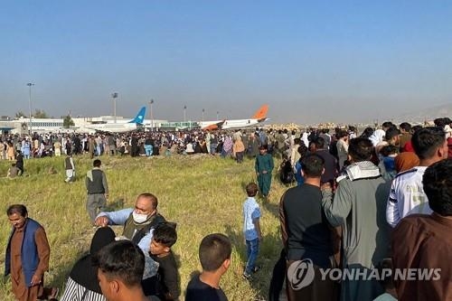 16일(현지시간) 아프가니스탄 수도 카불 국제공항이 출국을 기다리는 시민들로 북새통을 이루고 있다. 이슬람 무장단체 탈레반이 정권을 재장악하자 이날 날이 밝기도 전에 수천 명의 카불 시민들이 아프간을 탈출하기 위해 공항으로 몰려들었다. (사진=카불 AFP/연합뉴스) 