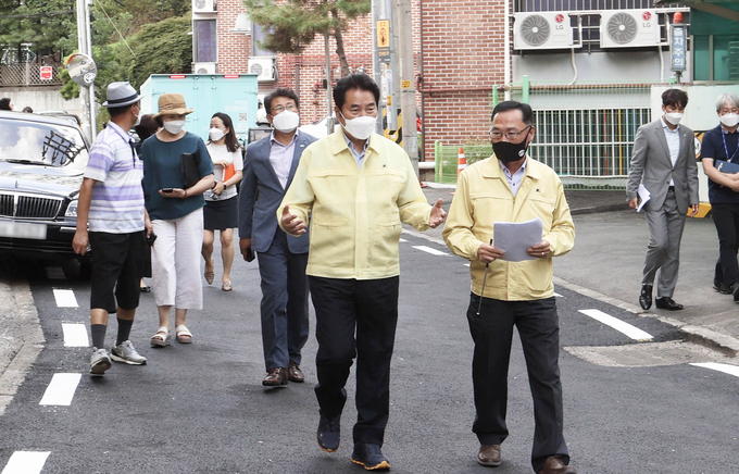 상습침수 지역을 직접 찾아 개선된 모습을 확인하고 있는 백군기 용인시장 (사진=용인시 제공)
