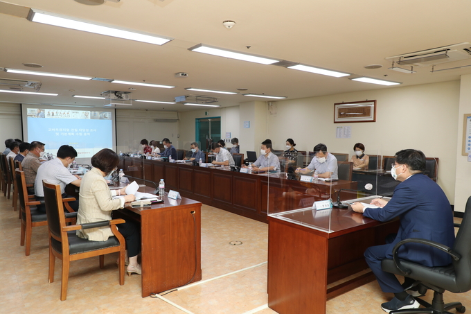 한대희 시장(사진 맨오른쪽)이 ‘고바우뮤지엄’ 건립 용역과 관련한 착수보고회를 주재하고 있다. (사진=군포시 제공)