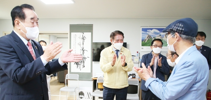 최대호 안양시장이 경로당을 방문해 "건강하고 안전하게 일하고 생활에 보탬이 되도록 하겠다"고 말하고 있다. (사진=안양시 제공)