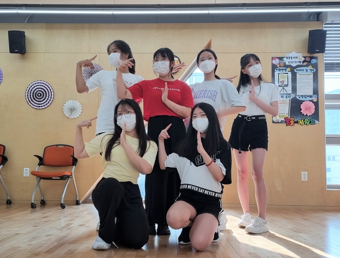 안양시청소년재단 평촌청소년문화의집 청소년동아리 '문라이트'가 CJ도너스캠프 청소년 문화동아리(Explore)에 선정됐다. '문라이트' 구성원들이 포즈를 취하고 있다. (사진=안양시청소년재단 제공)