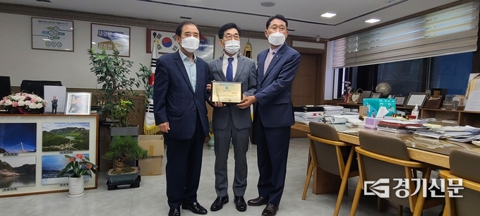 심춘보 포천교육청 교육장(가운데)에게 박윤국 포천시장이 공로패를 증정하였다. (사진=문석완 기자)
