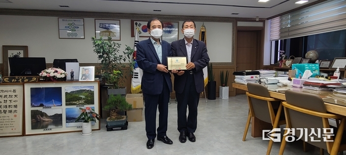 이경섭 영북고 교장(오른쪽)에게 박윤국 포천시장이 공로패를 증정하였다. (사진=문석완 기자)