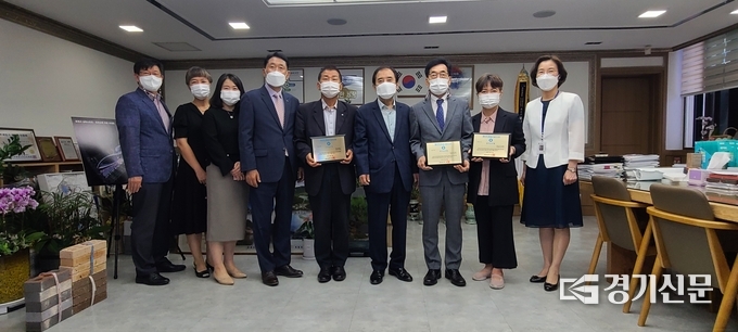 포천시가 은퇴 및 이임하는 3명의 교육자에게 공로패를 수여하고 그 동안의 수고에 감사를 표했다. (사진=문석완 기자)