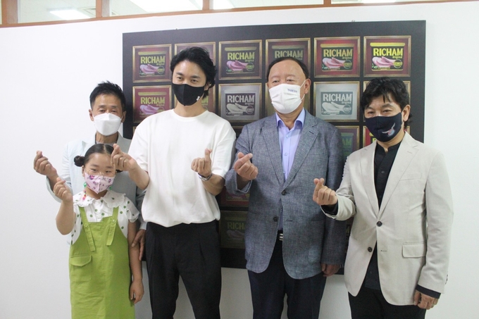 김성기 가평군수(사진 오른쪽 두번째)가 배드보스 작품을 전달받고 기념촬영을 하고 있다. (사진[=가평군 제공)