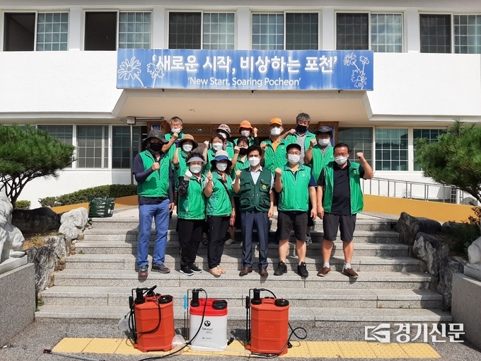 포천동 새마을지도자회(회장 김영규)와 부녀회(회장 이효순)는 다중이용시설에 대한 방역활동을 펼쳤다. (사진=포천시 제공)