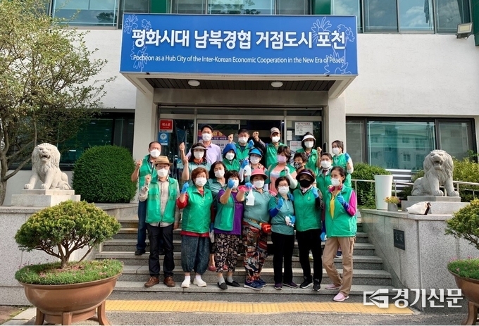 내촌면 새마을남녀지도자(협의회장 이남재, 부녀회장 조순호)도 집중방역소독을 실시했다. (사진=포천시 제공)