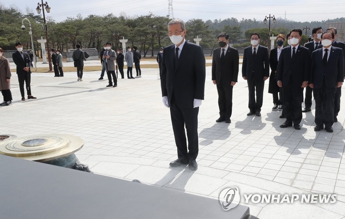 국민의힘 김종인 전 비상대책위원장이 3월 24일 국립 5·18 민주묘지를 참배하고 있다. 사진= 연합뉴스 