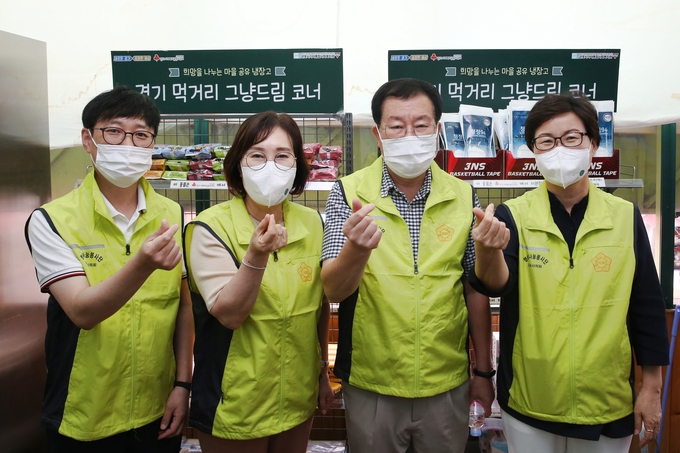 군포시의회 행복나눔봉사단이 ‘그냥드림코너’ 운영을 지원하는 봉사활동을 펼쳤다. (사진=군포시의회 제공)
