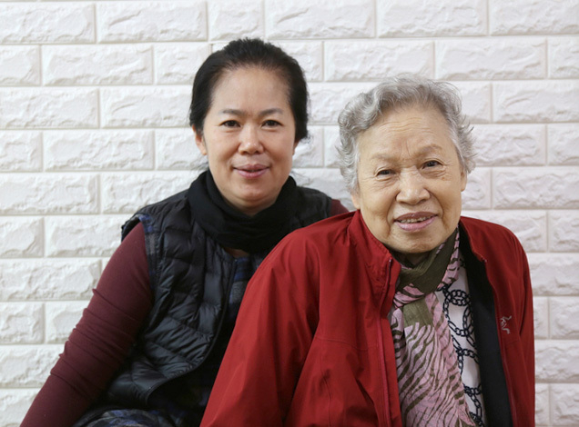 4대 박명희 사장님(사진 왼쪽), 3대 송옥순 할머니(오른쪽).
