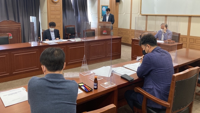 중구청 회의실에서 취약계층 반지하세대 환풍기설치 보조사업자 선정 심의위원회가 진행되고 있다. ( 사진 = 중구 제공 )