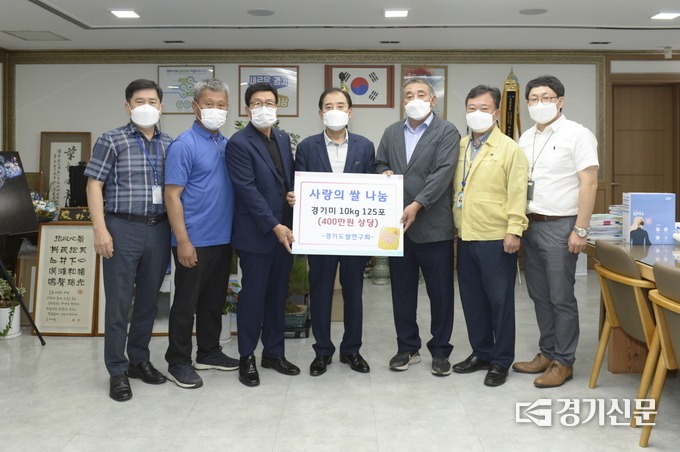 경기도쌀연구회가 쌀의 날을 기념하여 포천시에 쌀을 기탁했다. (사진=포천시 제공)