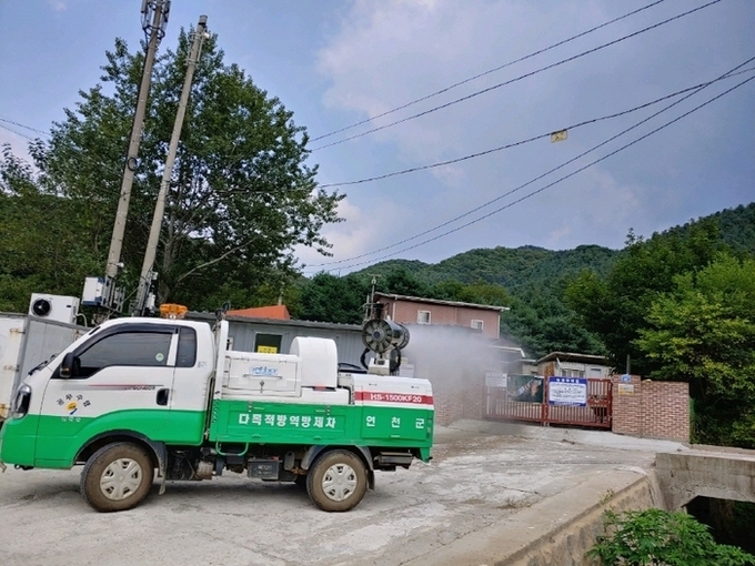연천군 다목적방역방제차량이 지역 양돈농가와 그 주변에서 방역 활동을 하고 있다. (사진=연천군 제공)