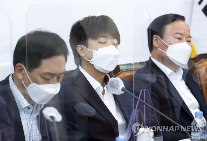 국민의힘 이준석 대표(가운데)가 19일 서울 여의도 국회에서 열린 최고위원회의에서 눈을 감고 참석자들의 발언을 듣고 있다. 왼쪽부터 김기현 원내대표, 이준석, 김재원 최고위원. 사진= 연합뉴스 