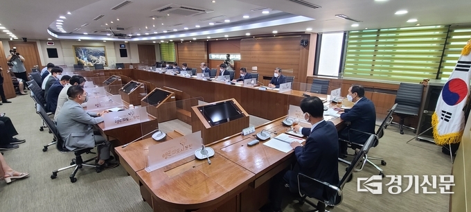 포천시청 2층 시정회의실에서 국회의원인 최춘식 의원 초청 간담회가 열리고 있다. (사진=문석완 기자)