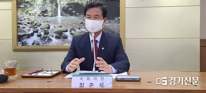 최춘식 국회의원이 인사 말씀을 하고 있다. (사진=문석완 기자)