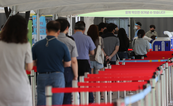 19일 오전 서울 서울시청 앞 임시선별검사소에서 시민들이 검사를 받기 위해 대기하고 있다. (사진=연합뉴스)