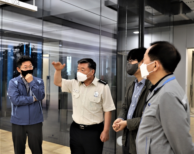 이경우 서장이 관계자들과 안전컨설팅을 진행하고있다. (사진=분당소방서 제공)