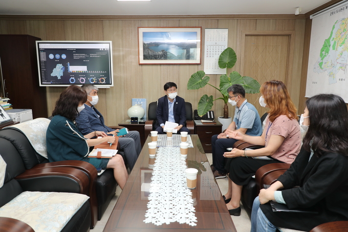 한대희 시장(가운데)이 곽근수 팀장(오른쪽에서 세 번째) 등 친절공무원들과 간담회를 갖고 이들의 적극 행정을 치하했다. (사진=군포시 제공)