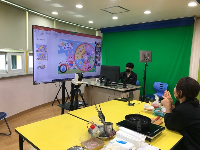 군포시 금정동 행정복지센터 스튜디오에서 진행 중인 온택트 문화강좌