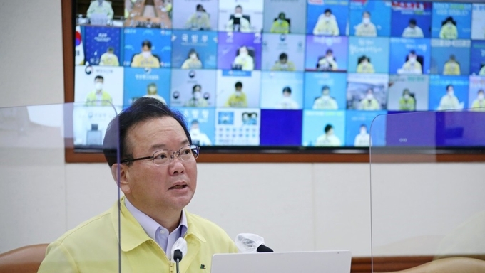 김부겸 국무총리가 20일 정부서울청사에서 열린 코로나19 대응 중앙재난안전대책본부 회의를 주재하고 있다(사진=연합뉴스 제공)