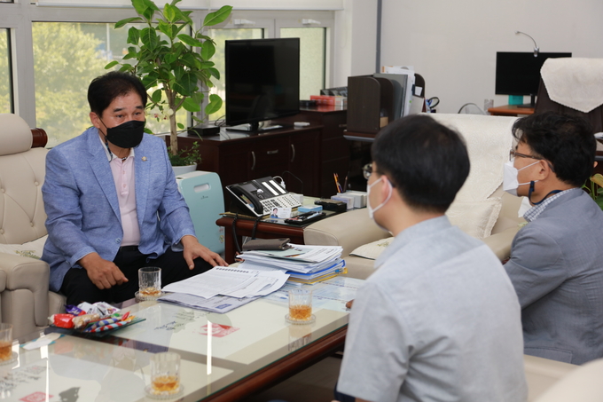 안양시의회 최우규의장이 근로복지공단 안양지사 와 간담회 개최하고 있다. (사진=안양시의회 제공)