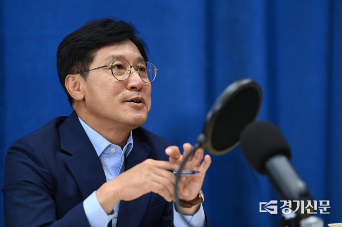 신영대 국회의원이 지난 13일 경기신문 본사에서 ‘김대훈의 뉴스토크’에 출연해 인터뷰를 하고 있다. (사진= 조병석 기자) 