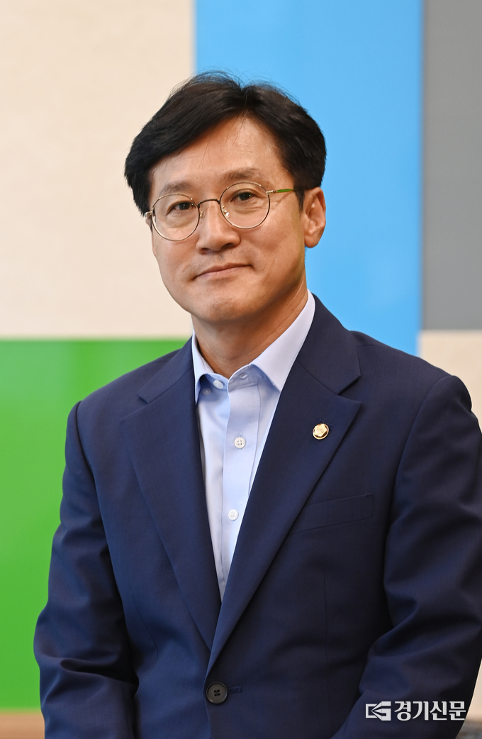 신영대 국회의원이 지난 13일 경기신문 본사에서 ‘김대훈의 뉴스토크’에 출연해 인터뷰를 하고 있다. (사진= 조병석 기자) 
