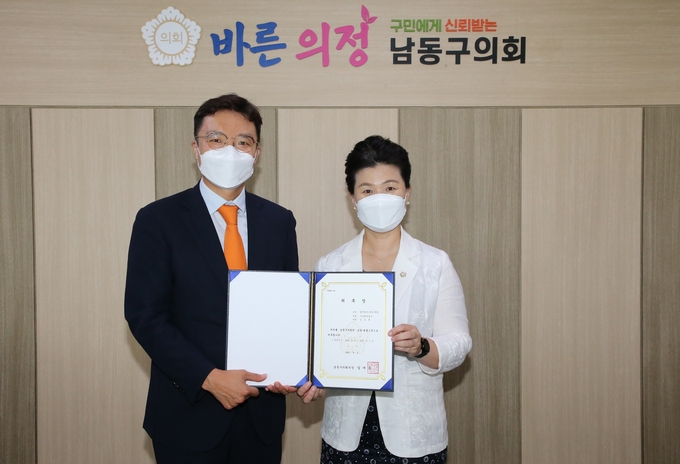 임애숙 남동구의회 의장(오른쪽)이 김도훈 변호사에게 입법.법률고문 위촉장을 전달하고 있다. ( 사진 = 남동구의회 제공 )