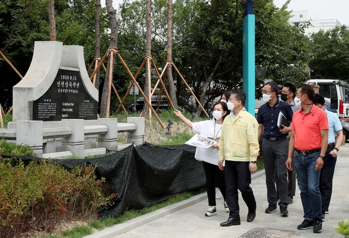 홍인성 중구청장이 월미도 경관개선 1단계 사업 현장을 찾아 관계자들과 점검을 실시하고 있다. ( 사진 = 중구 제공 )