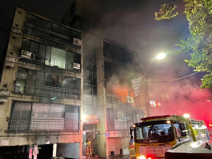 21일 오후 인천 서구 심곡동의 한 빌라에 불이 나 소방당국이 출동해 불을 끄고 있다. ( 사진 =인천소방안전본부 제공 )