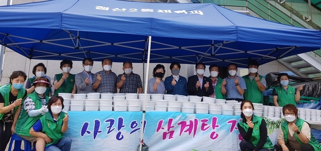 광명시 철산2동 행정복지센터는 지난 19일 무더위에 지친 취약계층을 위해 철2사랑회 후원, 새마을부녀회 새마을지도자 주관으로 삼계탕 나눔’ 행사를 개최했다.(사진=광명시 제공).