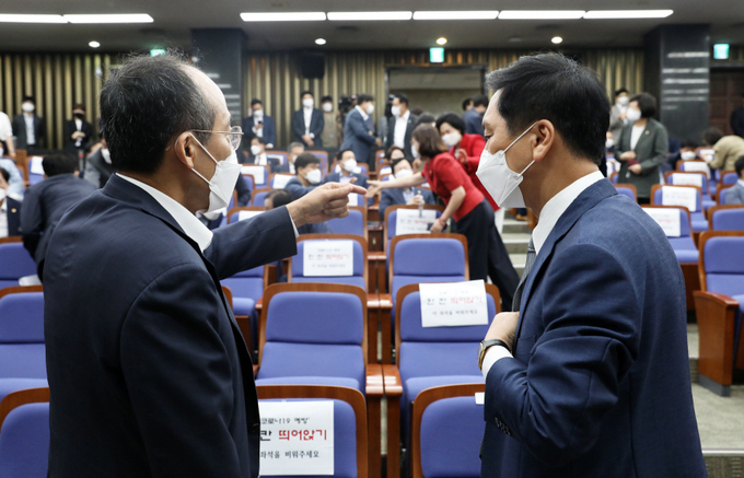 지난달 23일 서울 여의도 국회에서 열린 의원총회에 참석한 김기현 원내대표와 추경호 원내수석부대표. 사진= 연합뉴스 