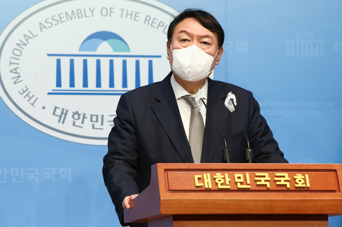 국민의힘 대권주자인 윤석열 전 검찰총장이 22일 서울 여의도 국회 소통관에서 여당이 단독 강행 처리한 언론중재법 개정안에 대한 입장을 밝히고 있다. 사진= 연합뉴스 