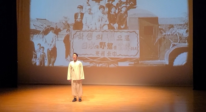 ‘항일 렉처 콘서트’ 출연 배우가 독립운동가의 삶을 노래한 ‘조국아 말을 해다오’ 무대를 연습하고 있다. (사진=신연경 기자)