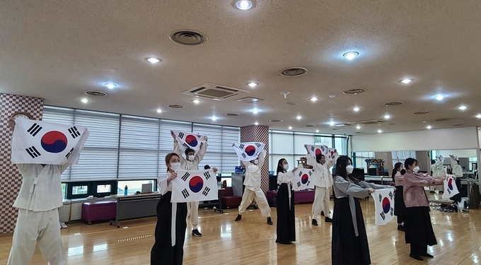 역사학자 심용환과 함께하는 ‘항일 렉처 콘서트’에 앞서 19일 드레스 리허설 겸 연습에 임하고 있는 배우들의 모습. (사진=신연경 기자)
