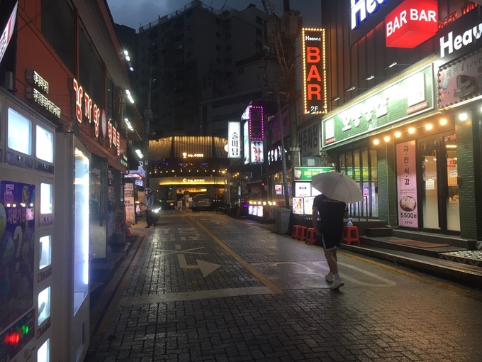 토요일이었던 지난 21일 밤 인천 부평구 문화의 거리. 여러 식당과 주점들이 간판을 밝히고 있지만 거리를 다니는 사람을 찾아보기 어렵다. ( 사진 = 이재민 기자 )