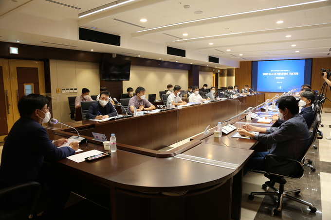 한대희 시장(왼쪽)이 군포지역 재개발정비사업 협의회(가칭)와의 간담회를 주재하고 있다. (사진=군포시 제공)