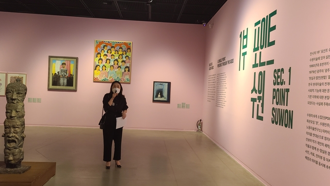 신은영 수원시립미술관 학예연구사가 ‘바람보다 먼저’ 전시를 설명하고 있다. (사진=신연경 기자)