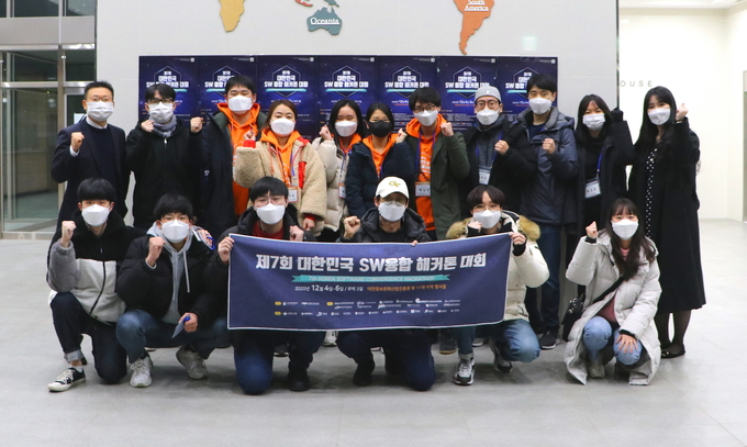 인천TP가 ‘제8회 대한민국 소프트웨어 융합 해커톤대회’ 인천지역 예선전 참가자를 모집한다. 사진은 지난 대회 인천대표팀. ( 사진 = 인천TP 제공 )