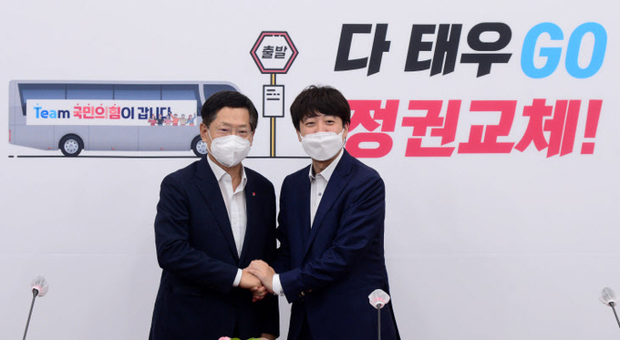 23일 서울 여의도 국회에서 열린 더불어민주당 오제세 전 의원 국민의힘이 입당식에서 이준석 당 대표와 오 전 의원이 기념촬영을 하고 있다. (사진=연합뉴스) 