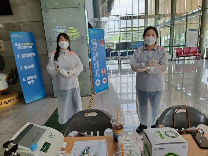 오산 여성의용소방대원들이 자원봉사를 하고 있다. (사진=오산소방서 제공)