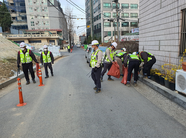 매주 금요일 자체적으로 태영건설 직원들이 '환경의 날'을 지정해 거리 정화에 나선 모습 (사진=용인8구역 재개발 현장)
