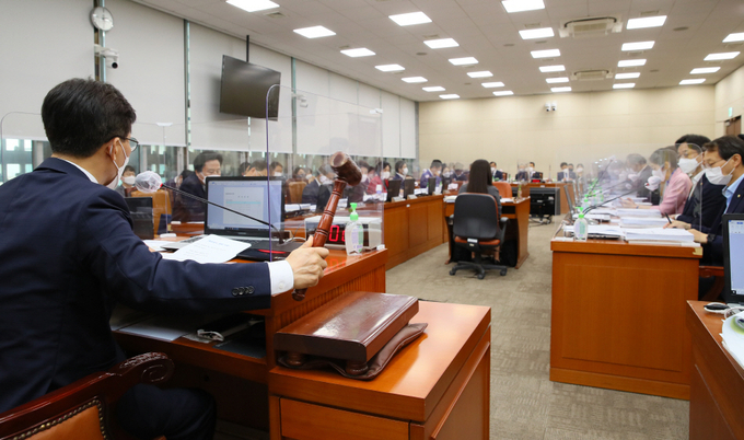 김민석 국회 보건복지위원장이 23일 서울 여의도 국회 보건복지위원회 전체회의에서 '수술실 CCTV 설치'와 관련한 의료법 일부개정안들을 가결하고 있다. (사진= 연합뉴스 ) 
